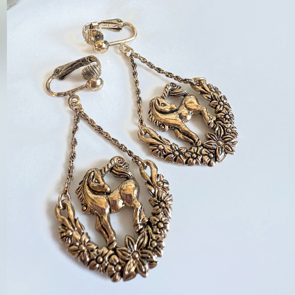 Vintage Avon 1994 Mystic Unicorn Floral Wreath Gold Clip Dangle Earrings Rare